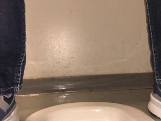 男子トイレのおしっこ撮影　包茎ちんちんの亀頭や包皮が小便でテカっている　日本人